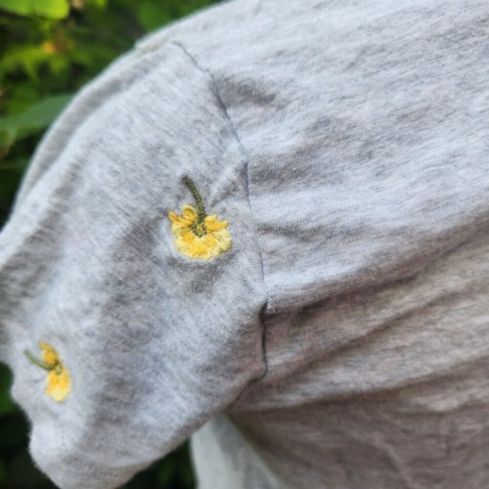 Lucky Brand Womens T-Shirt Small Heather Gray Yellow Floral Embroidered Top - Picture 7 of 8